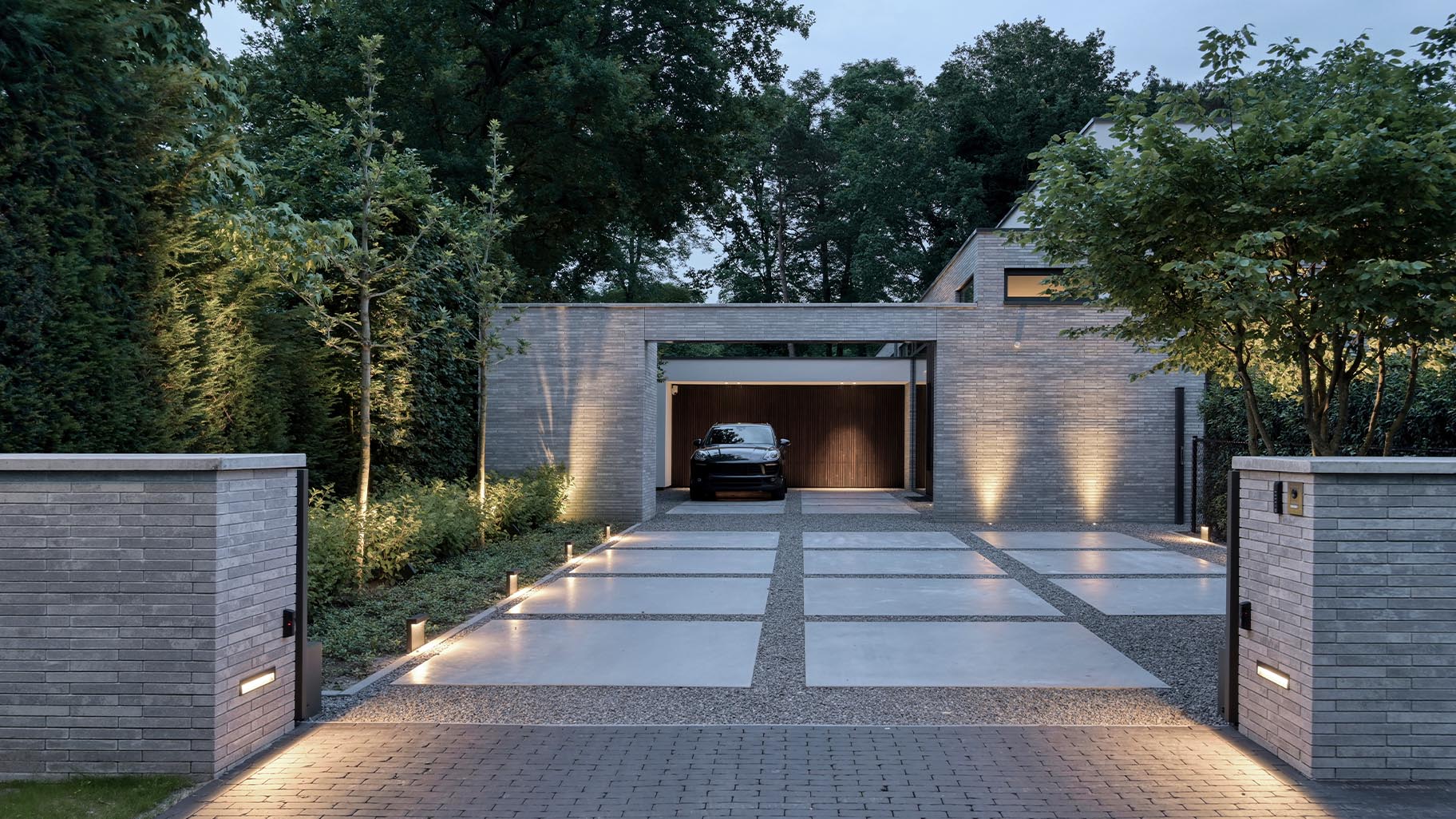 Nieuwbouwwoning met MOSO® Bamboo garagedeur en voordeur,