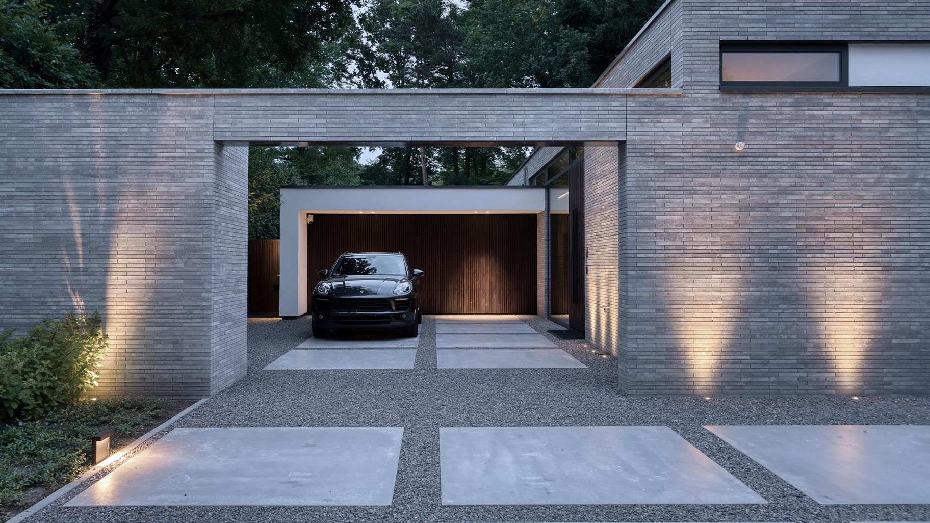 Nieuwbouwwoning met MOSO® Bamboo garagedeur en voordeur,