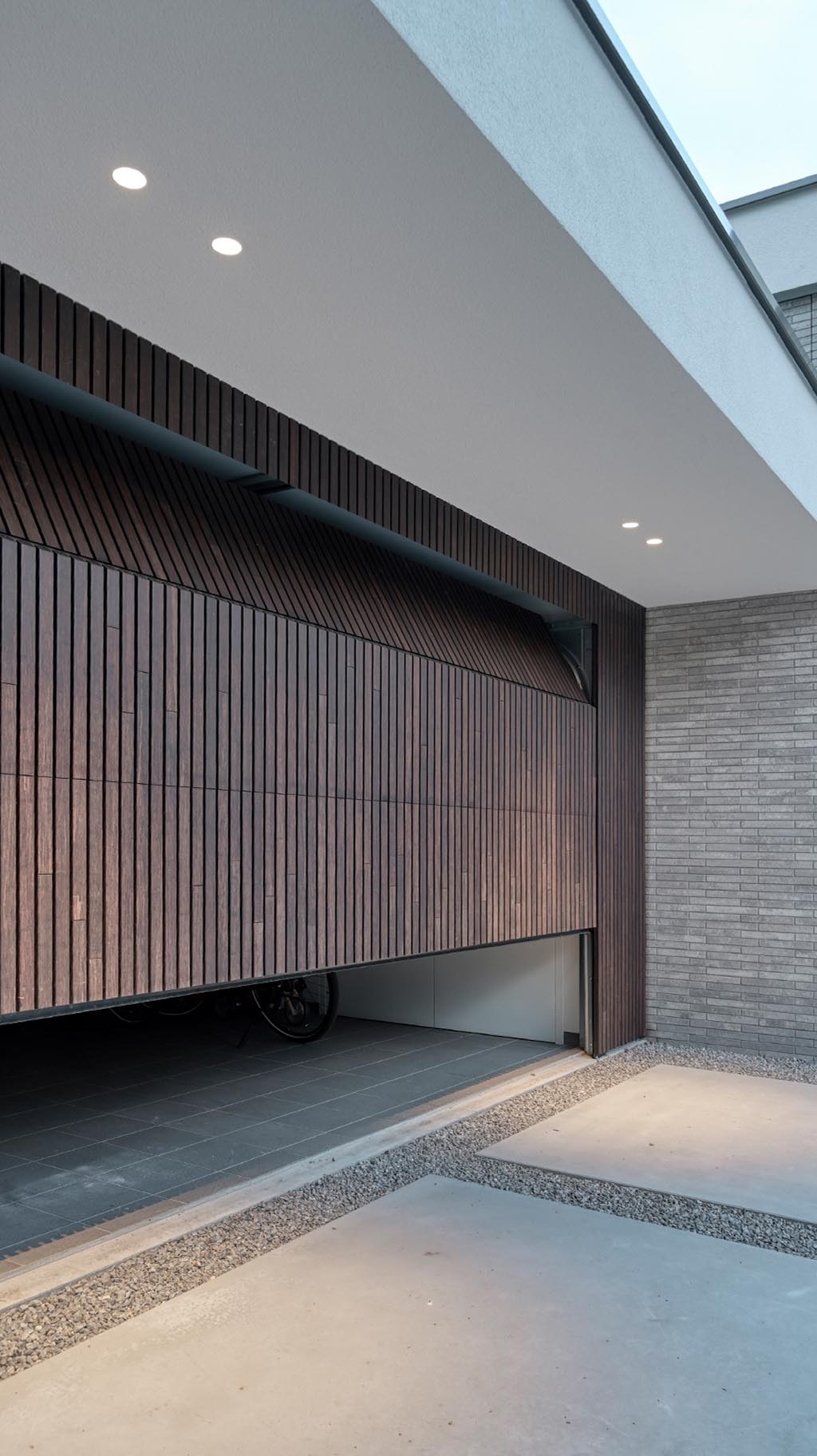 Different Doors onzichtbare garagedeur en voordeur van MOSO® Bamboo