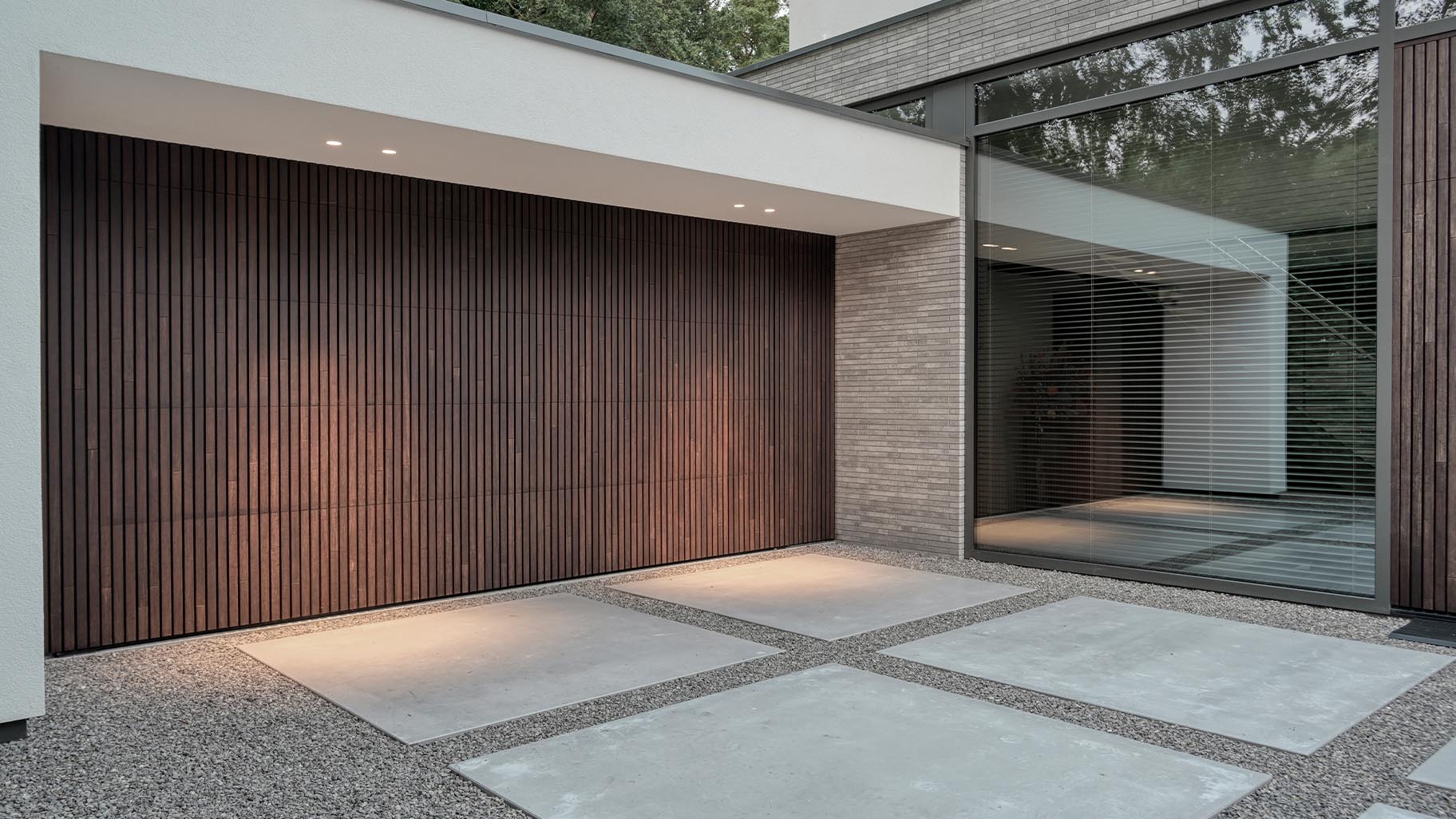 Different Doors onzichtbare garagedeur en voordeur van MOSO® Bamboo