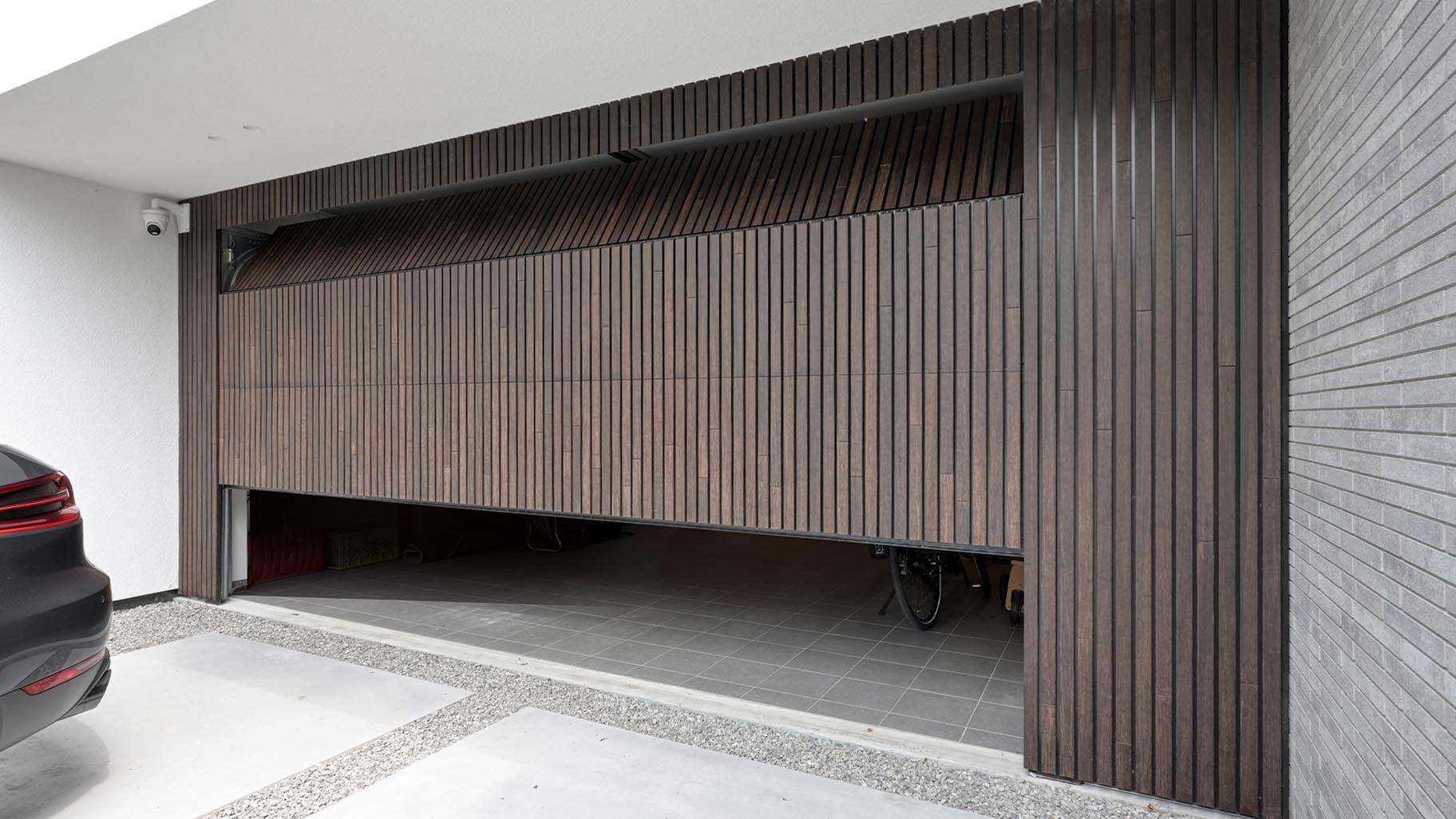 Different Doors garagedeur en voordeur van MOSO® Bamboo