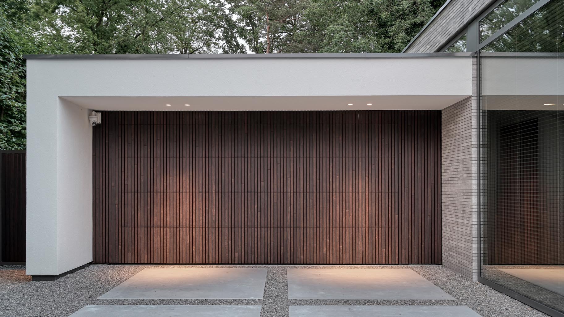 Nieuwbouwwoning met MOSO® Bamboo garagedeur en voordeur,