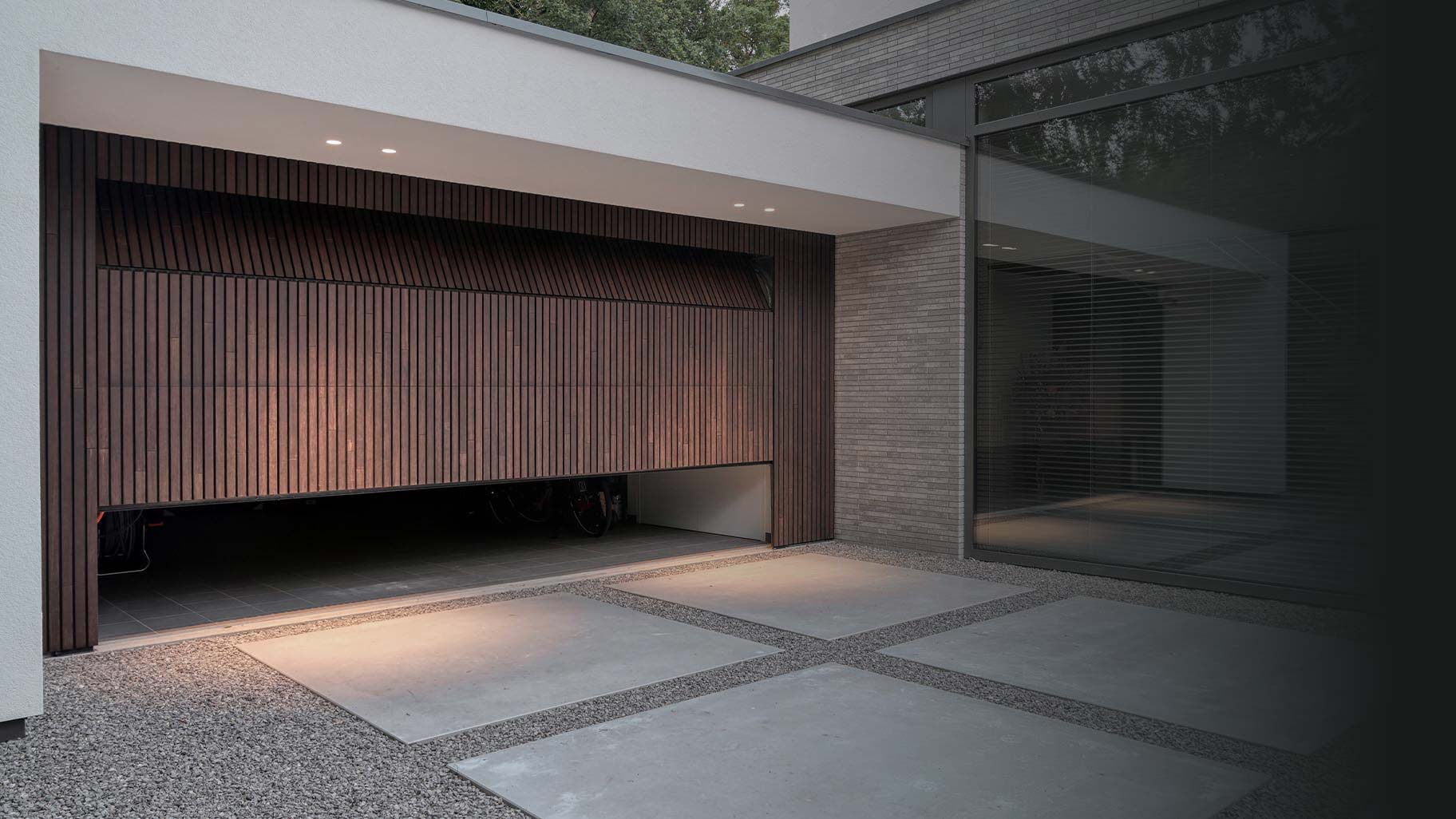 Villa met MOSO® Bamboo garagedeur en voordeur, geplaatst door Different Doors