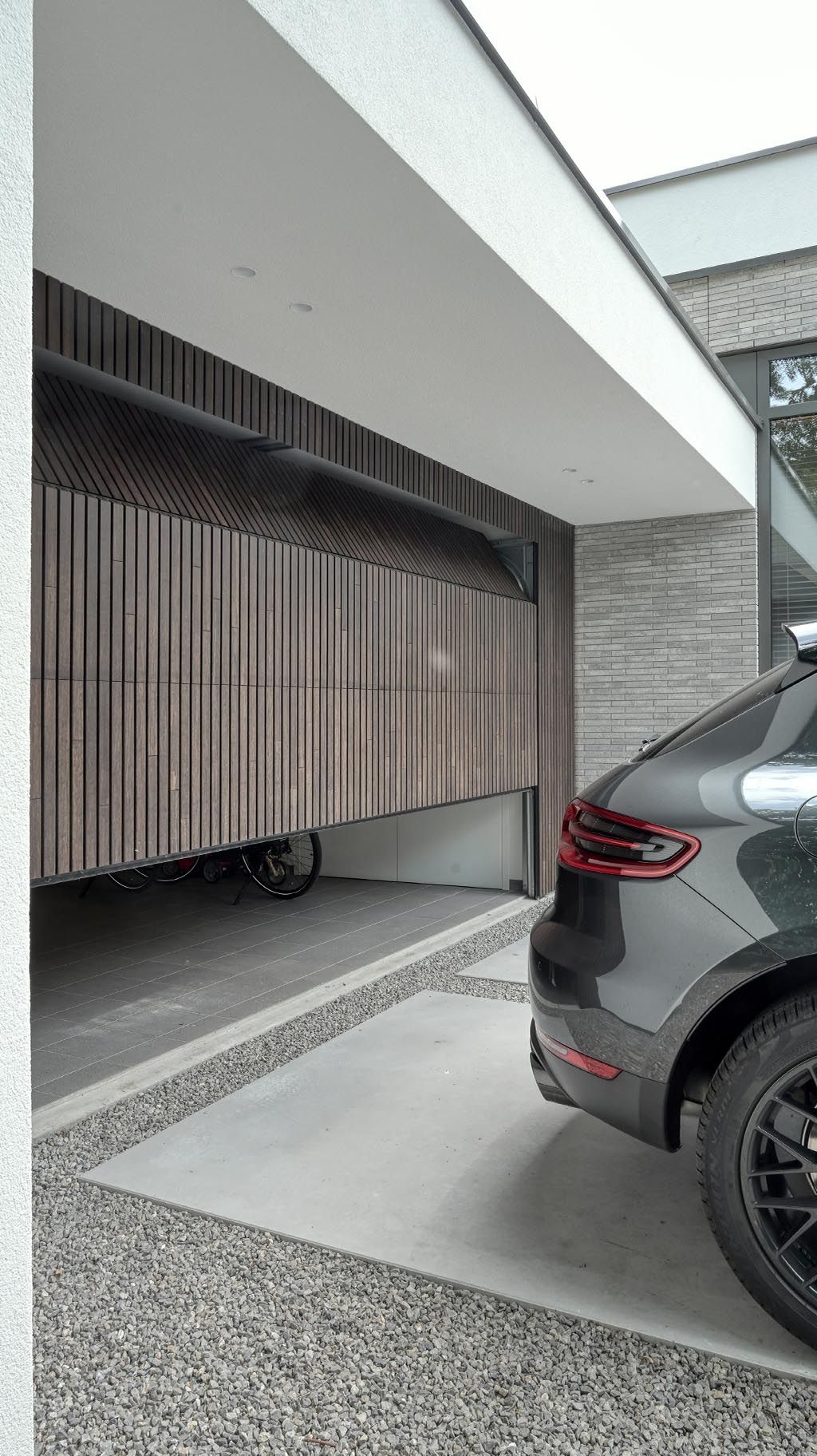 Detail van MOSO® Bamboo garagedeur en voordeur met zichtbare houtstructuur en warme tinten