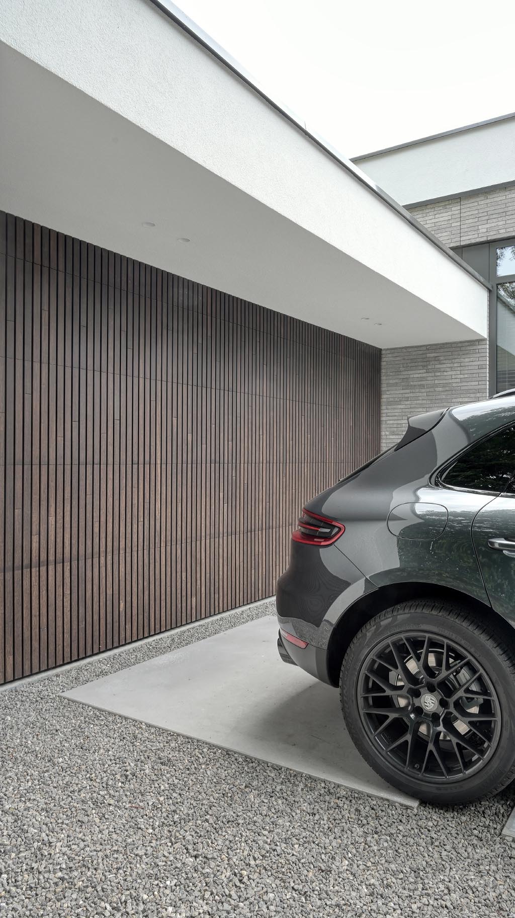 Nieuwbouwwoning met MOSO® Bamboo garagedeur en voordeur,