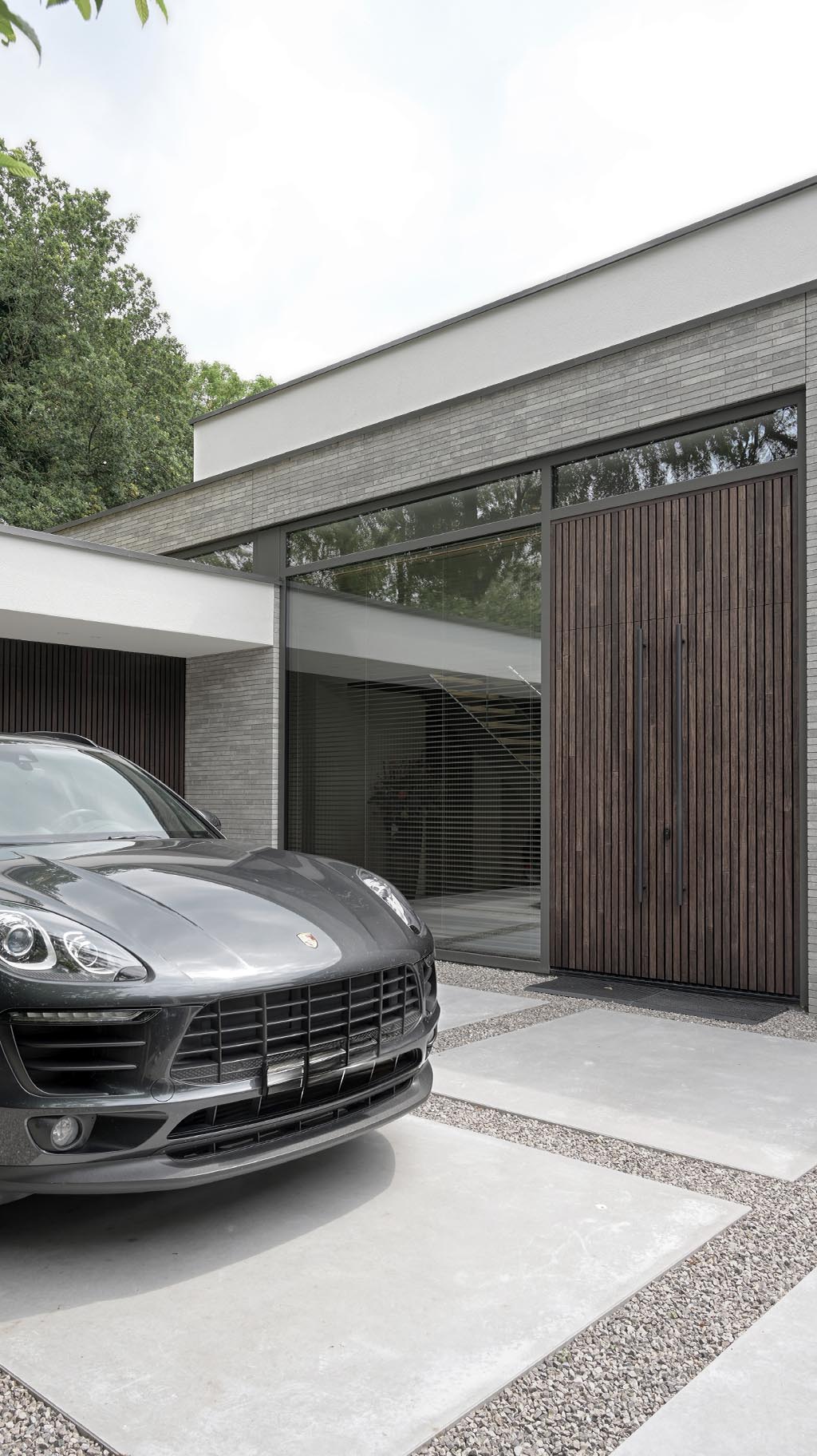 Villa met houten garagedeur en voordeur van MOSO® Bamboo