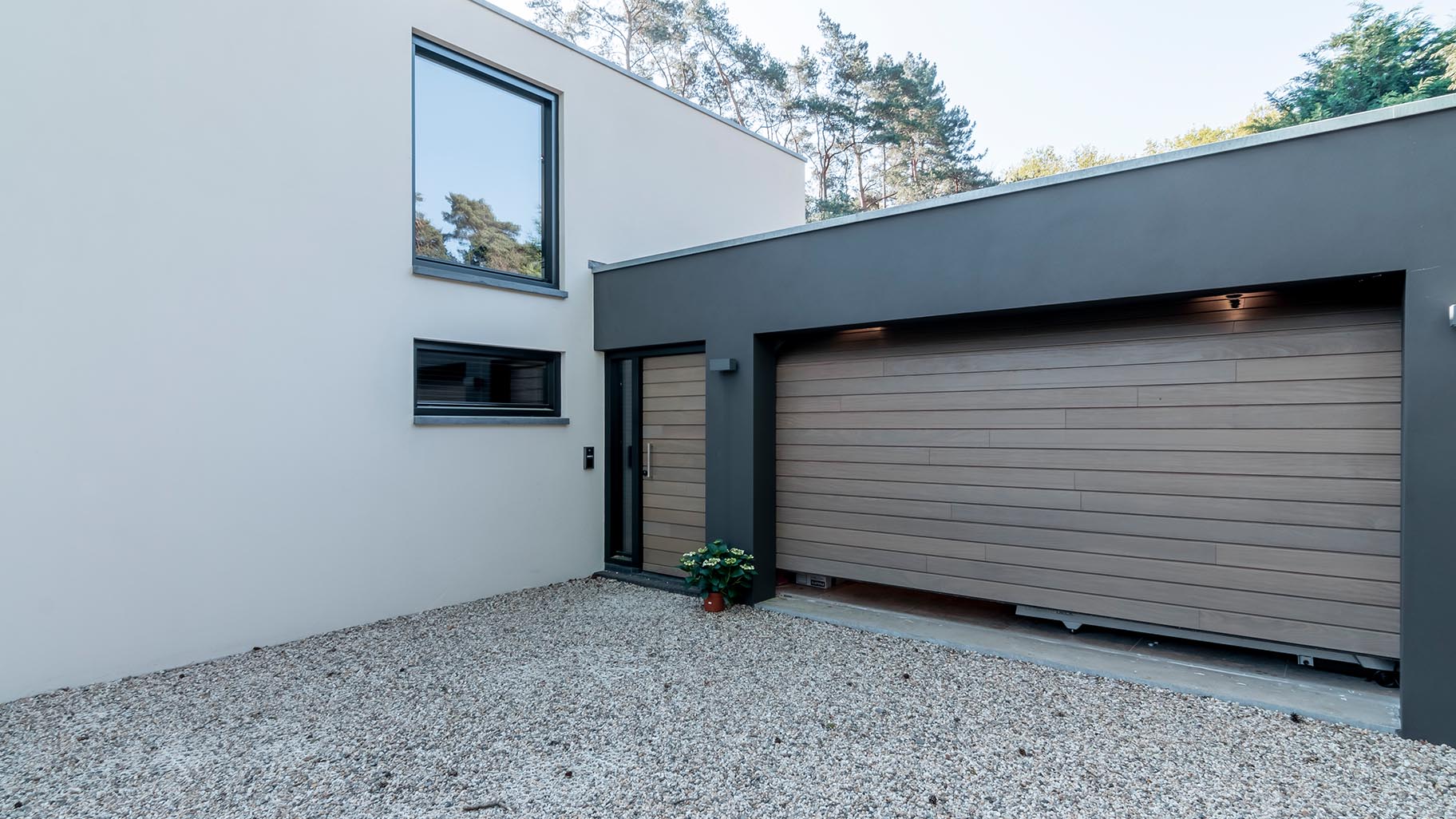 Jaren 70 woning - Garagedeur, voordeur en loopdeur in een stijl