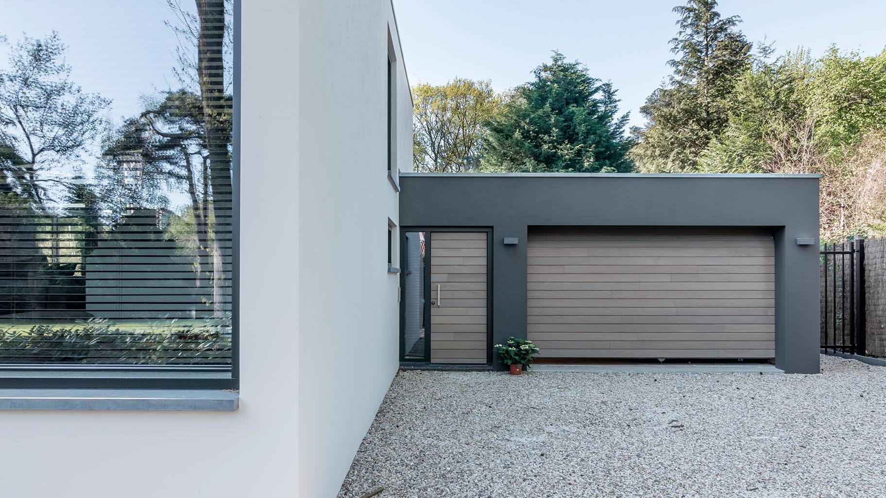 Jaren 70 woning - Garagedeur, voordeur en loopdeur in een stijl