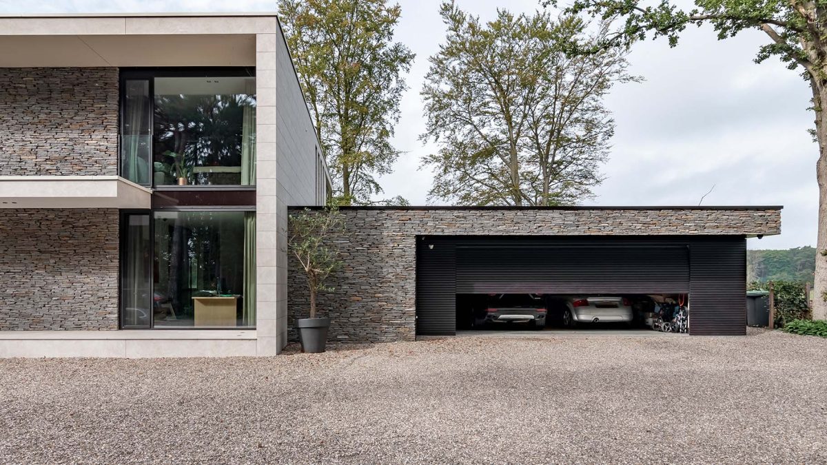 Garagedeur met een verzameling exclusieve auto's, bekleed met aluminium profielen