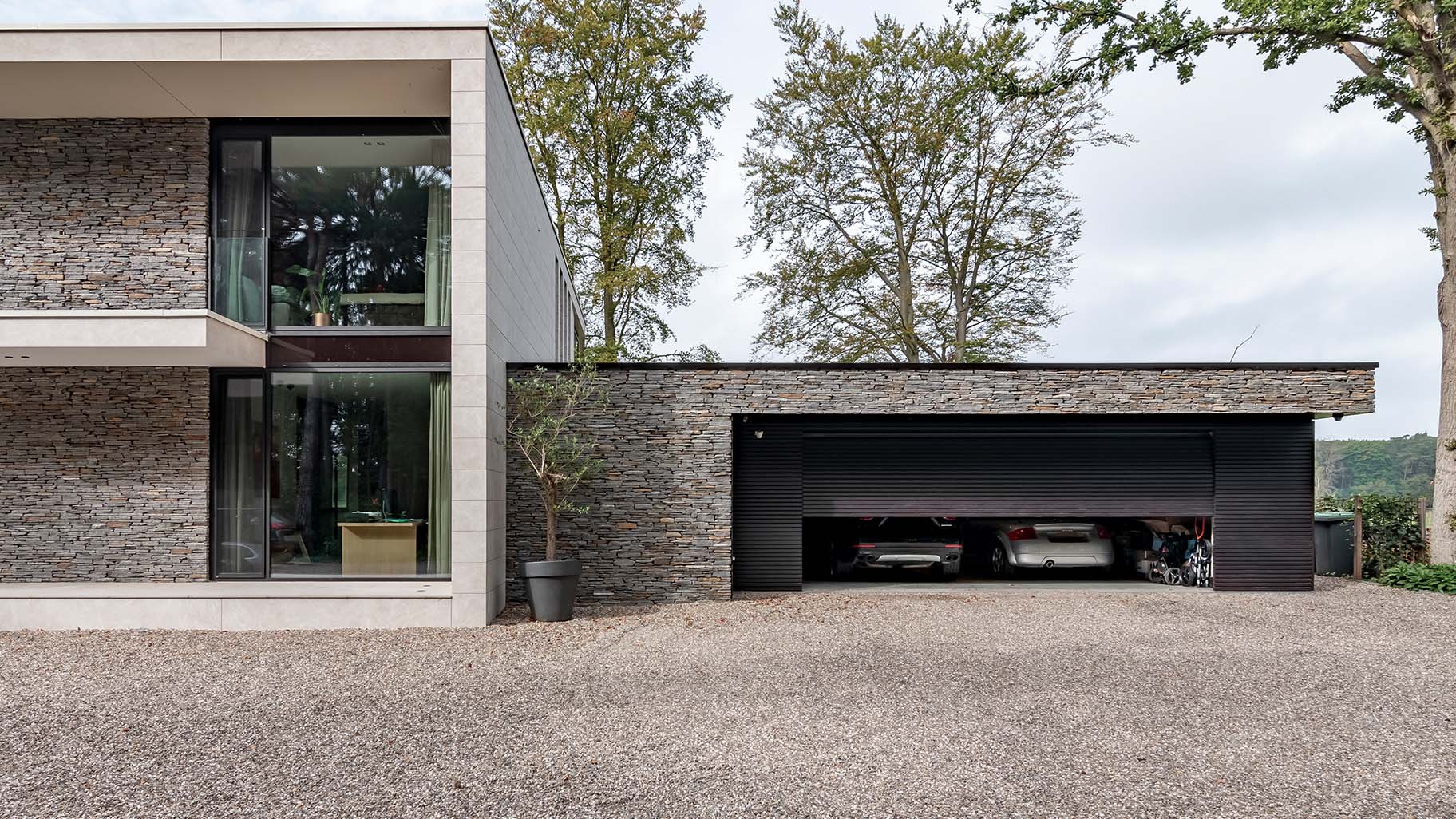 Garagedeur met een verzameling exclusieve auto's, bekleed met aluminium profielen