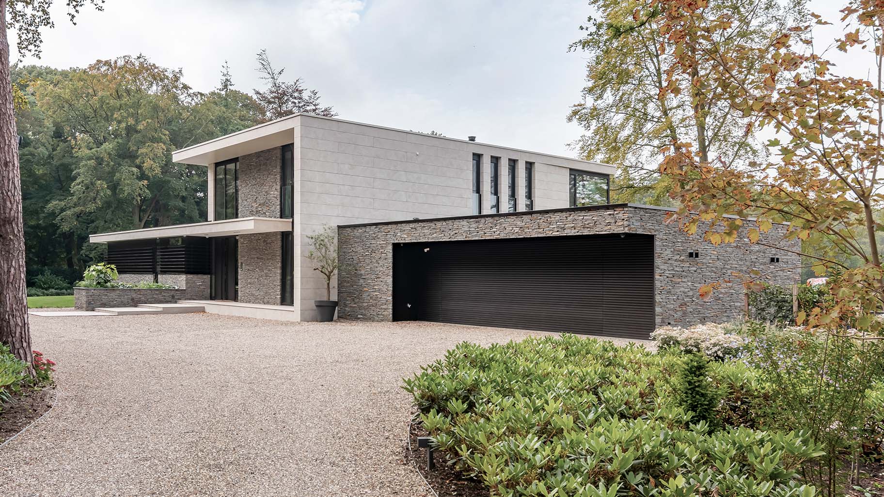 Different Doors garagedeur met horizontale Mato 3 aluminium profielen in moderne woning