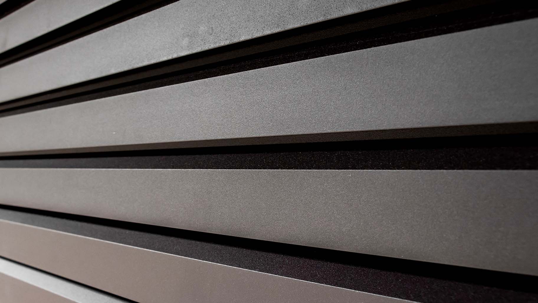 Close-up van garagedeur met Mato 3 aluminium profielen