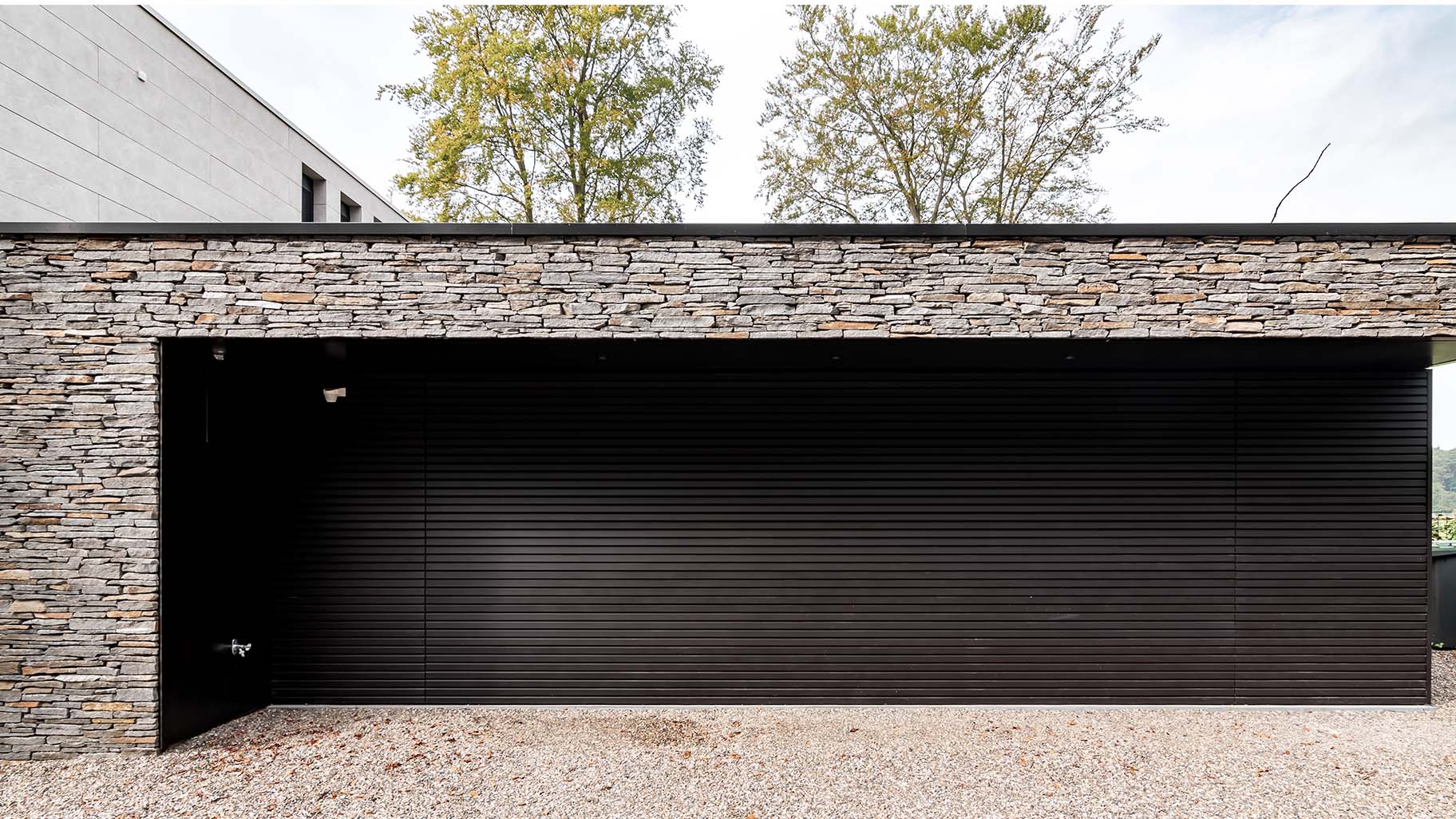Villa met luxe garagedeur met Mato aluminium gevelbekleding