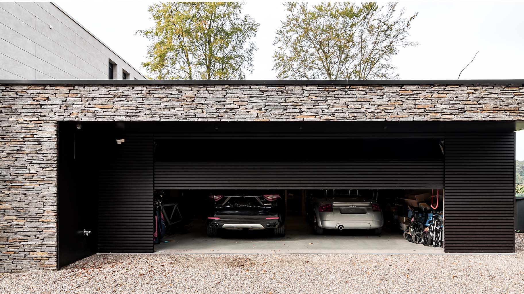 Garagedeur met een verzameling exclusieve auto's, bekleed met aluminium profielen