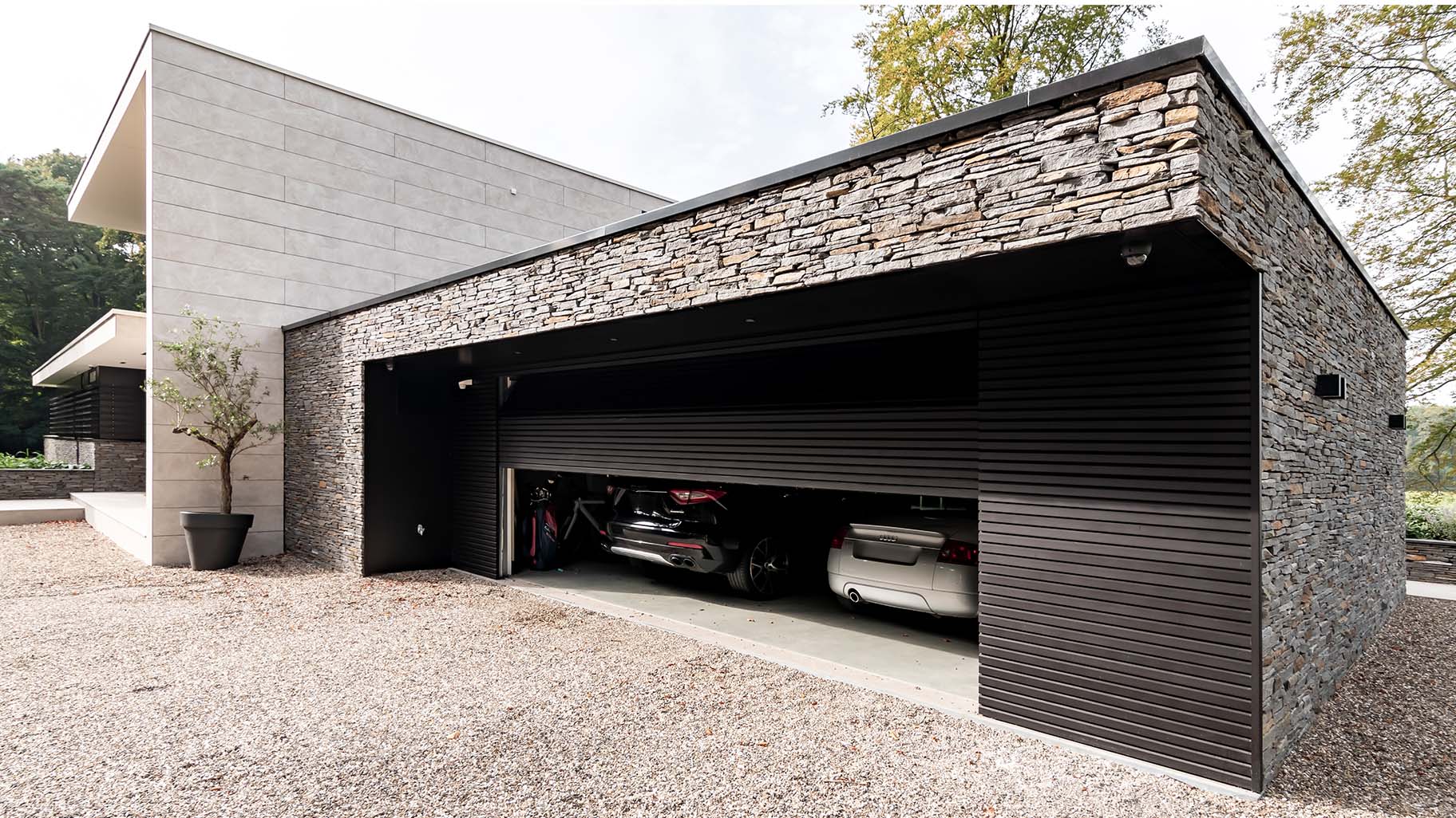 Garagedeur met een verzameling exclusieve auto's, bekleed met aluminium profielen
