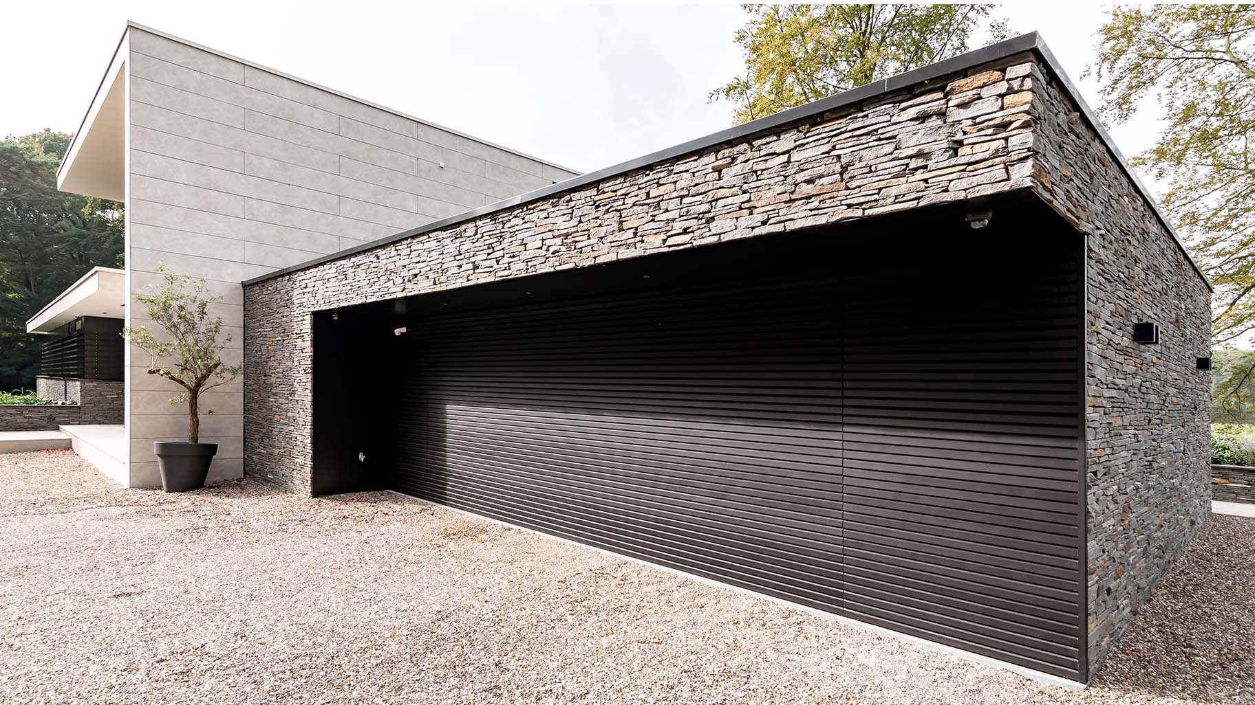 Close-up van garagedeur met Mato 3 aluminium profielen