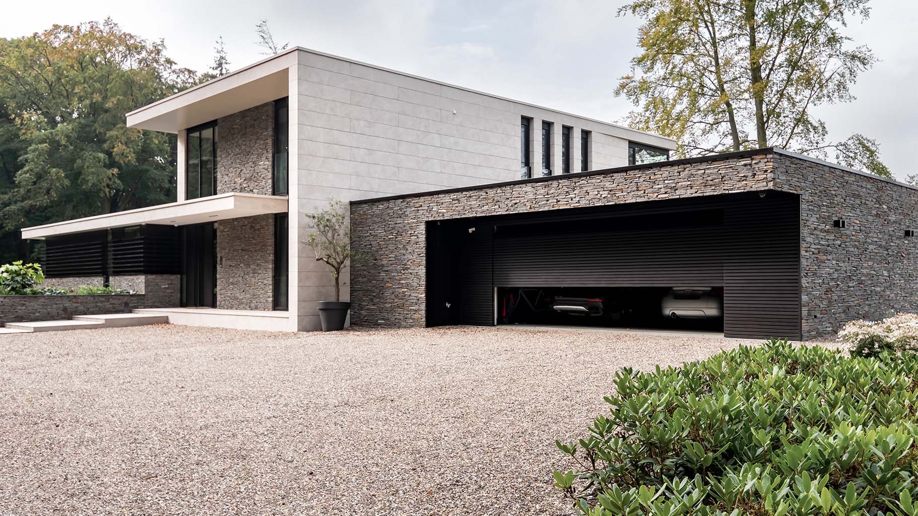 Garagedeur met een verzameling exclusieve auto's, bekleed met aluminium profielen