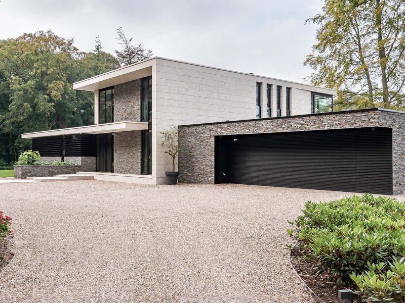 Villa met luxe garagedeur met Mato aluminium gevelbekleding