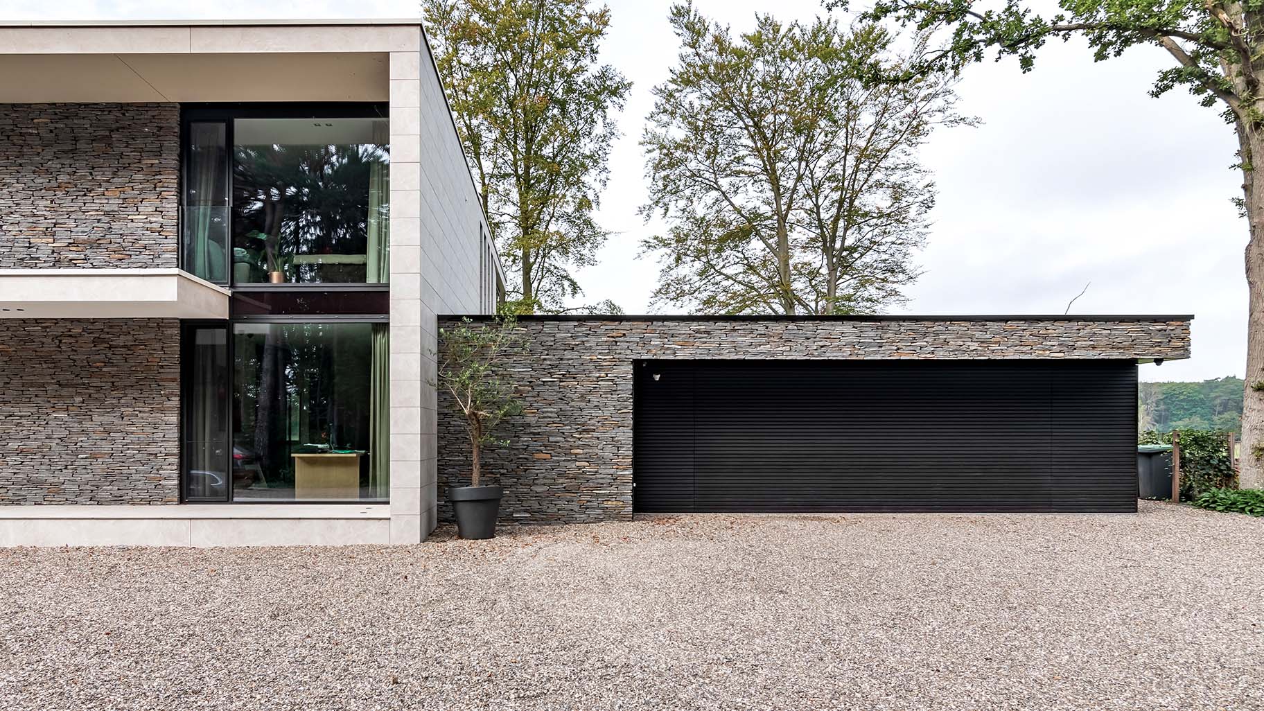 Landelijk gelegen nieuwbouwwoning met garagedeur bekleed met Mato-profielen