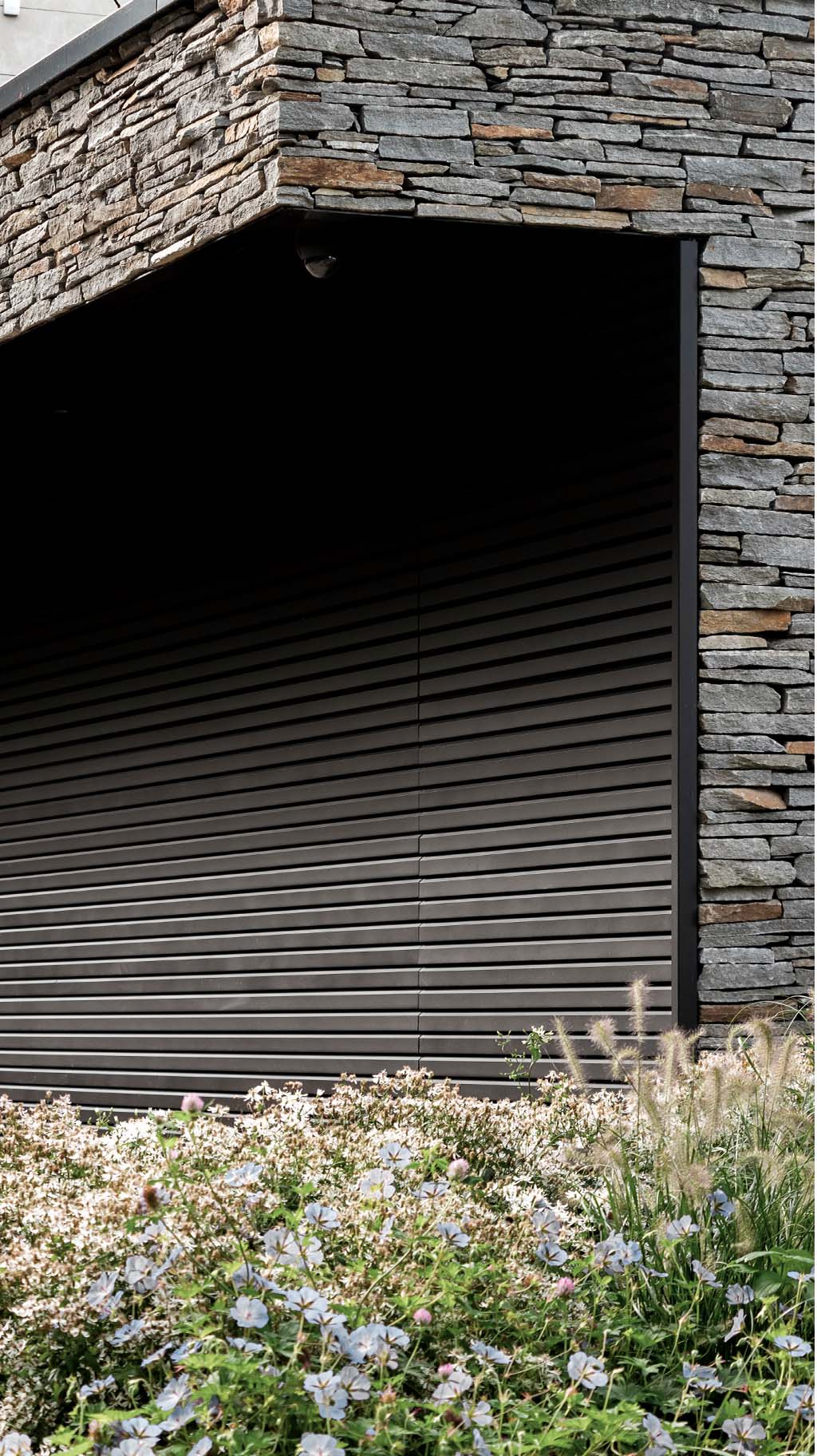 Close-up van garagedeur met Mato 3 aluminium profielen