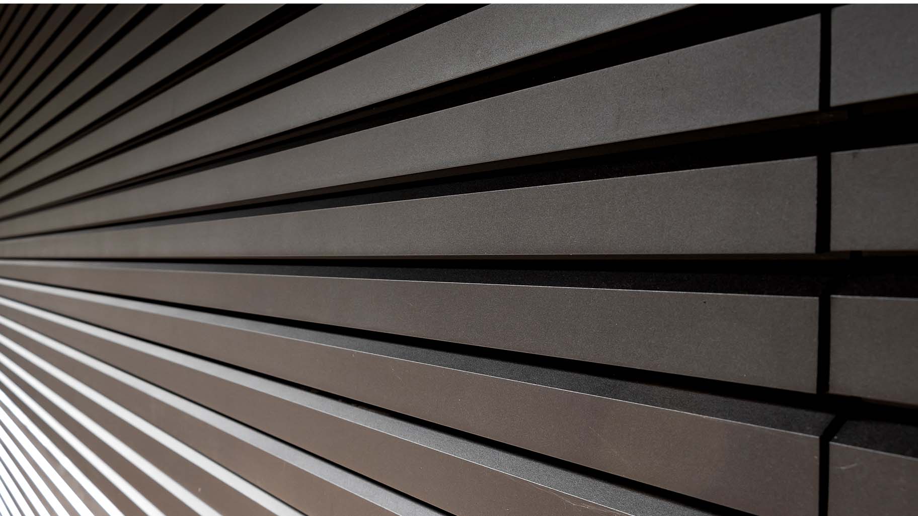 Close-up van garagedeur met Mato 3 aluminium profielen