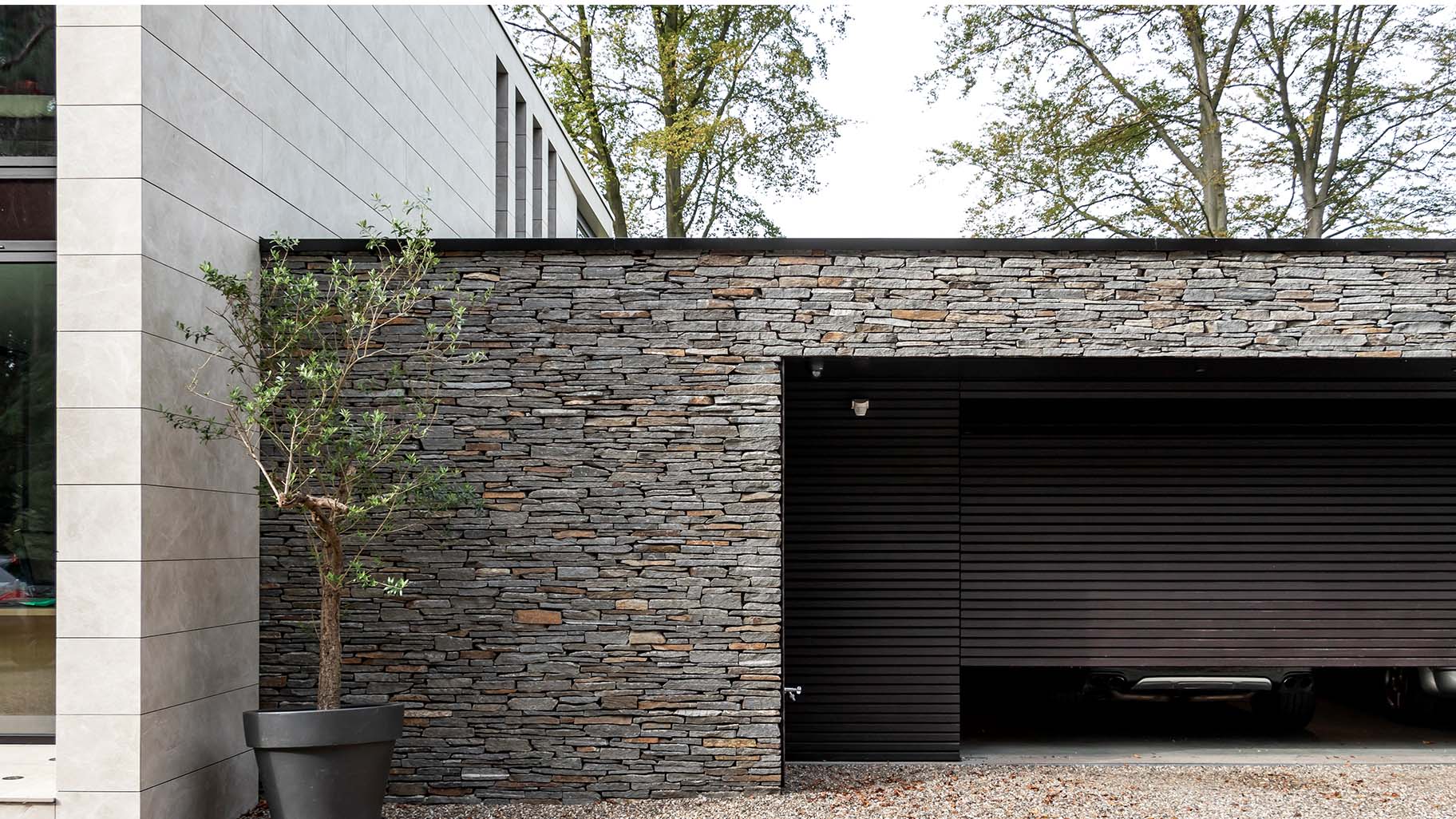 Different Doors garagedeur met horizontale Mato 3 aluminium profielen in moderne woning