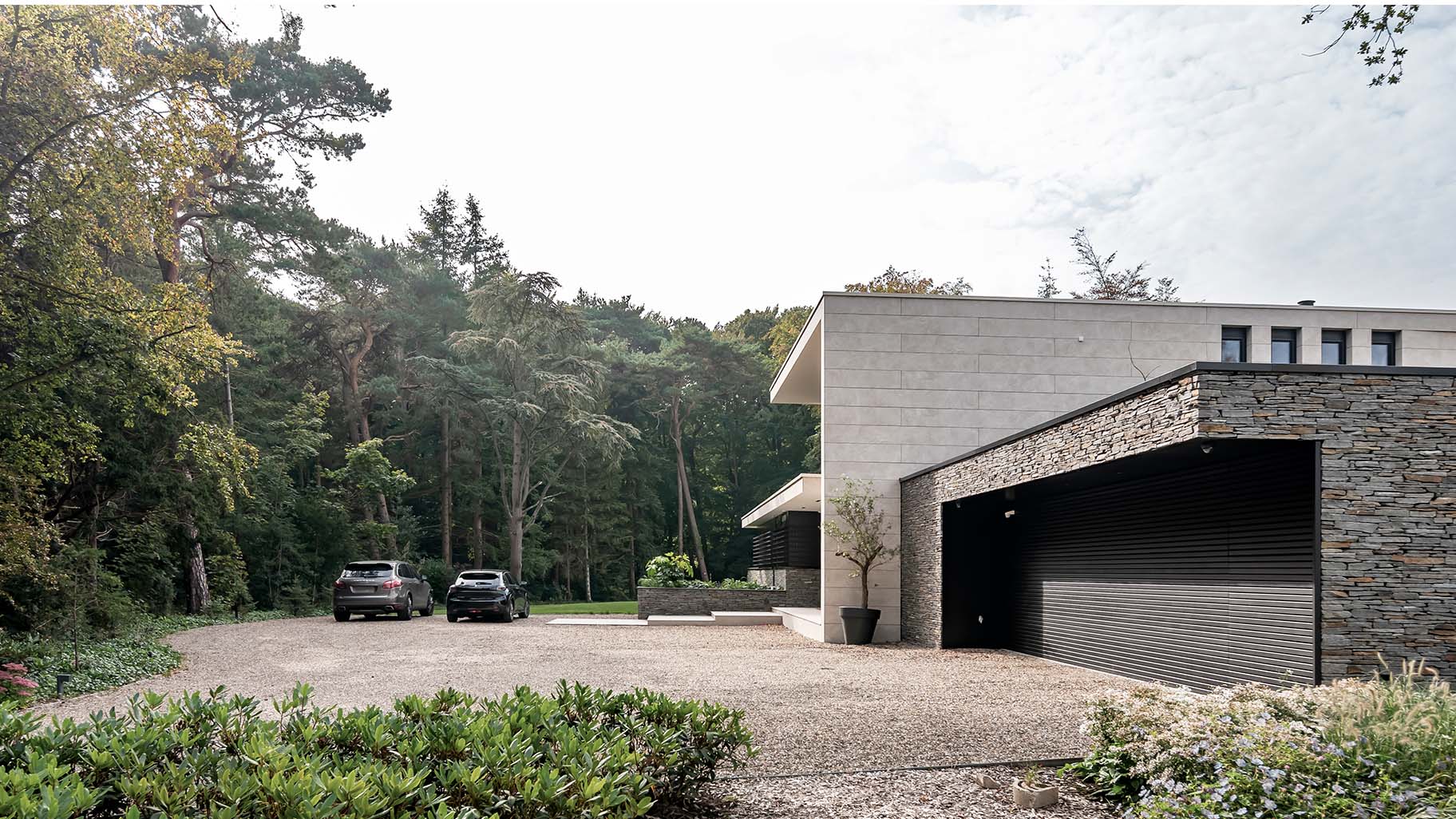 Landelijk gelegen nieuwbouwwoning met garagedeur bekleed met Mato-profielen
