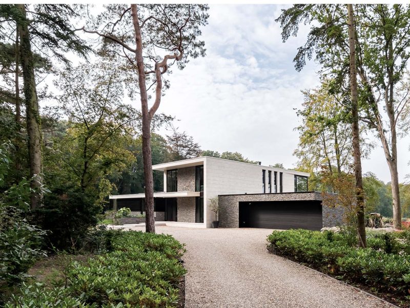 Landelijk gelegen nieuwbouwwoning met garagedeur bekleed met Mato-profielen