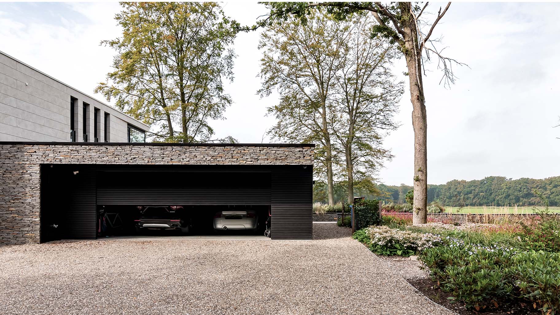 Garagedeur met een verzameling exclusieve auto's, bekleed met aluminium profielen