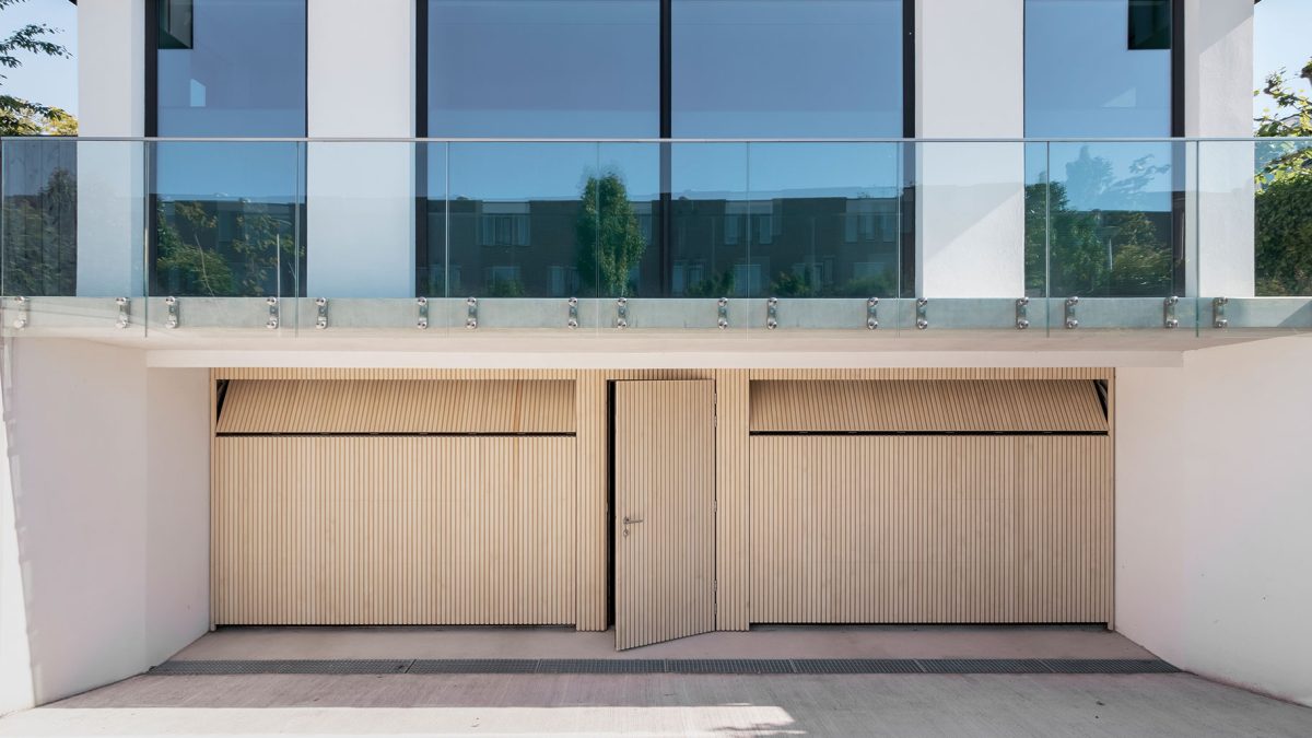 Garagedeur met loopdeur