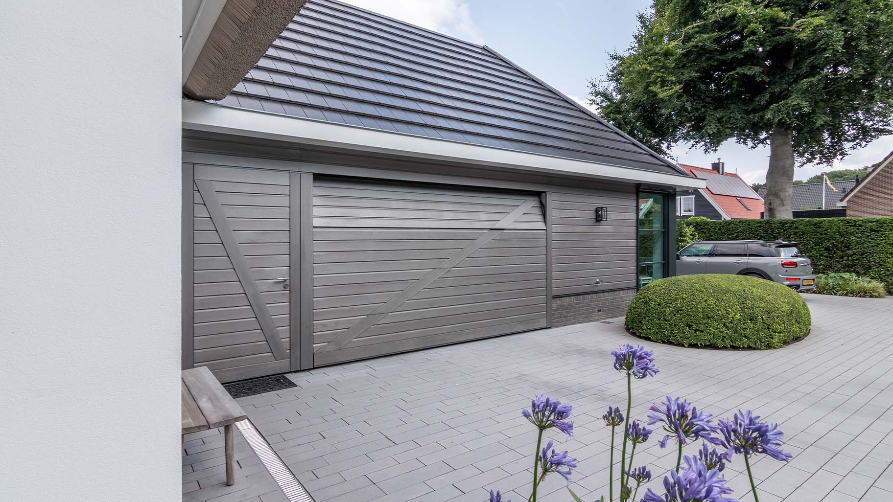 Garagedeur met loopdeur bij nieuwbouwwoning