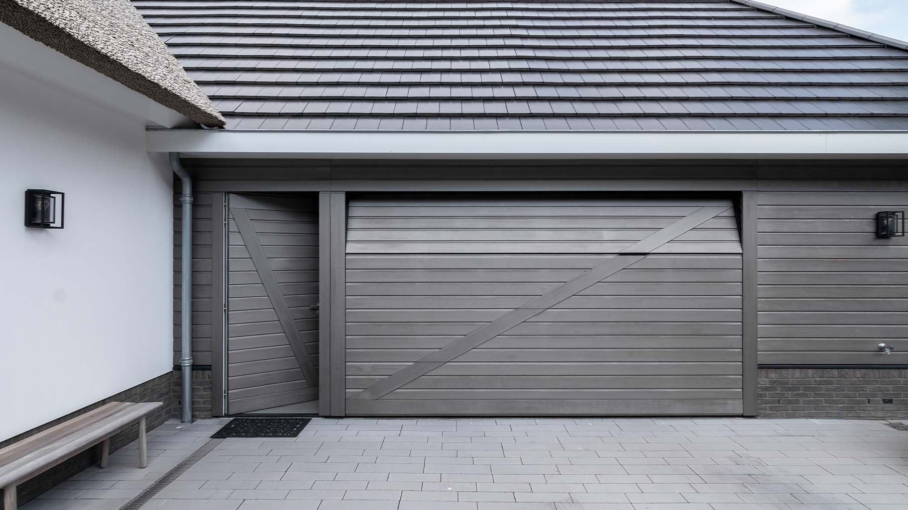 Garagedeur met loopdeur bij nieuwbouwwoning