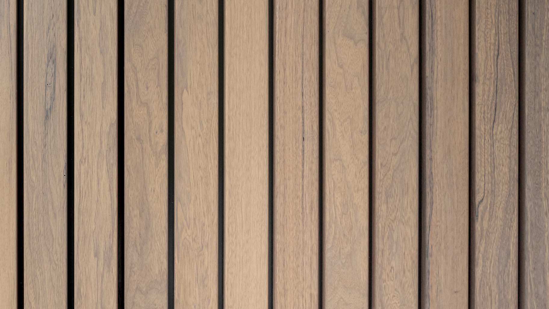 Close-up van Frake houten deur met zichtbare houtnerven en warme uitstraling