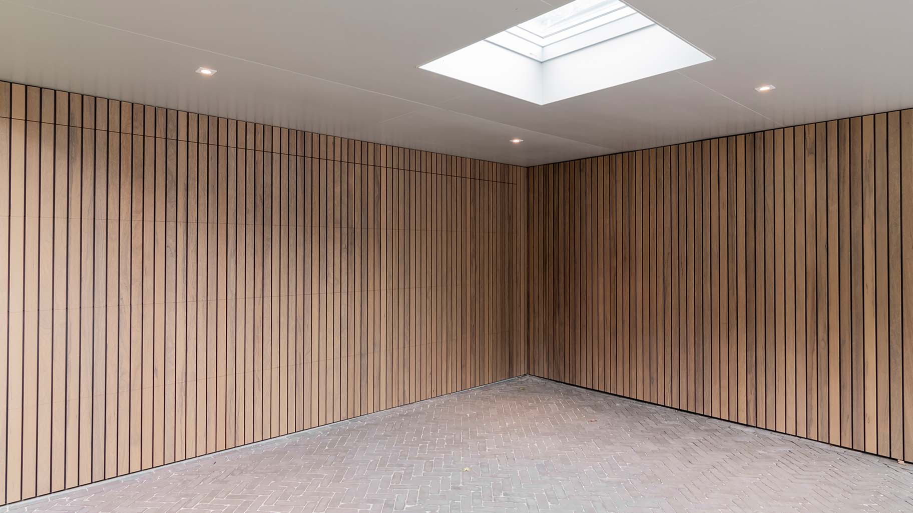 Frake houten garagedeur en voordeur, gelijk met de gevel