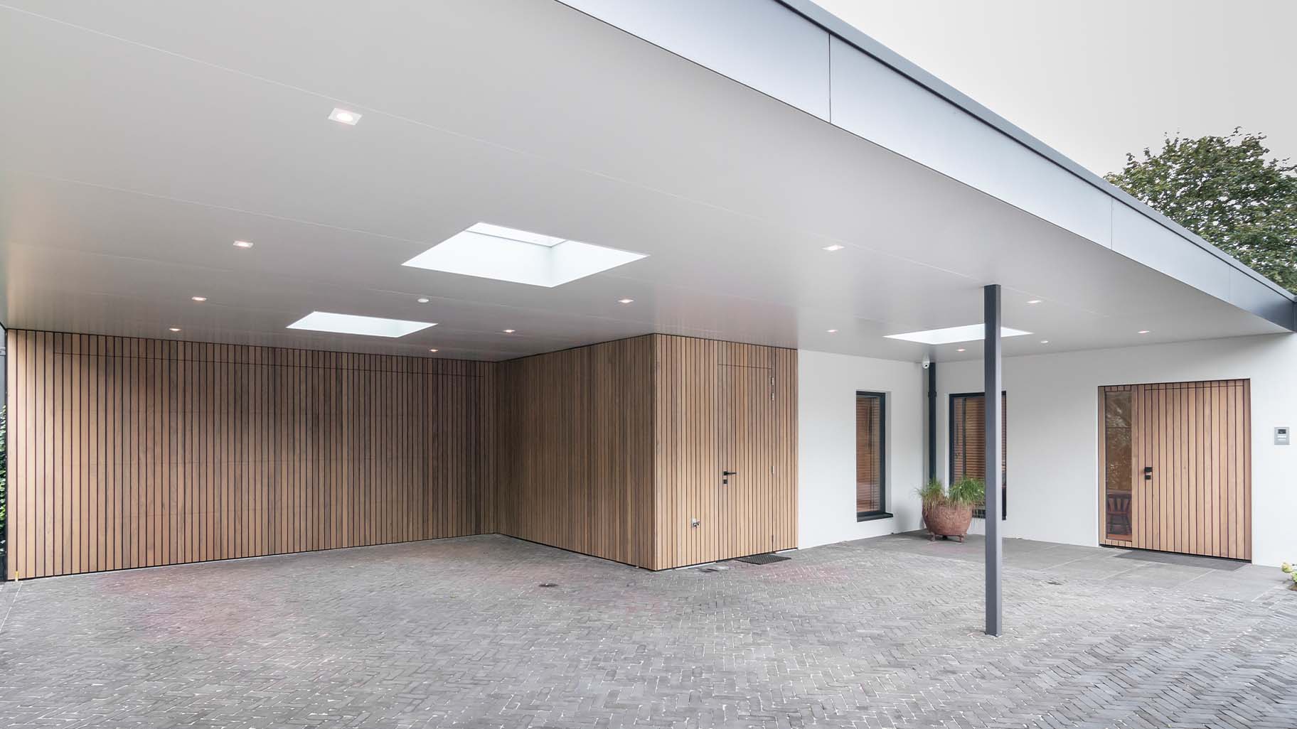 Different Doors garagedeur en voordeur van Frake hout, geïntegreerd in moderne gevel