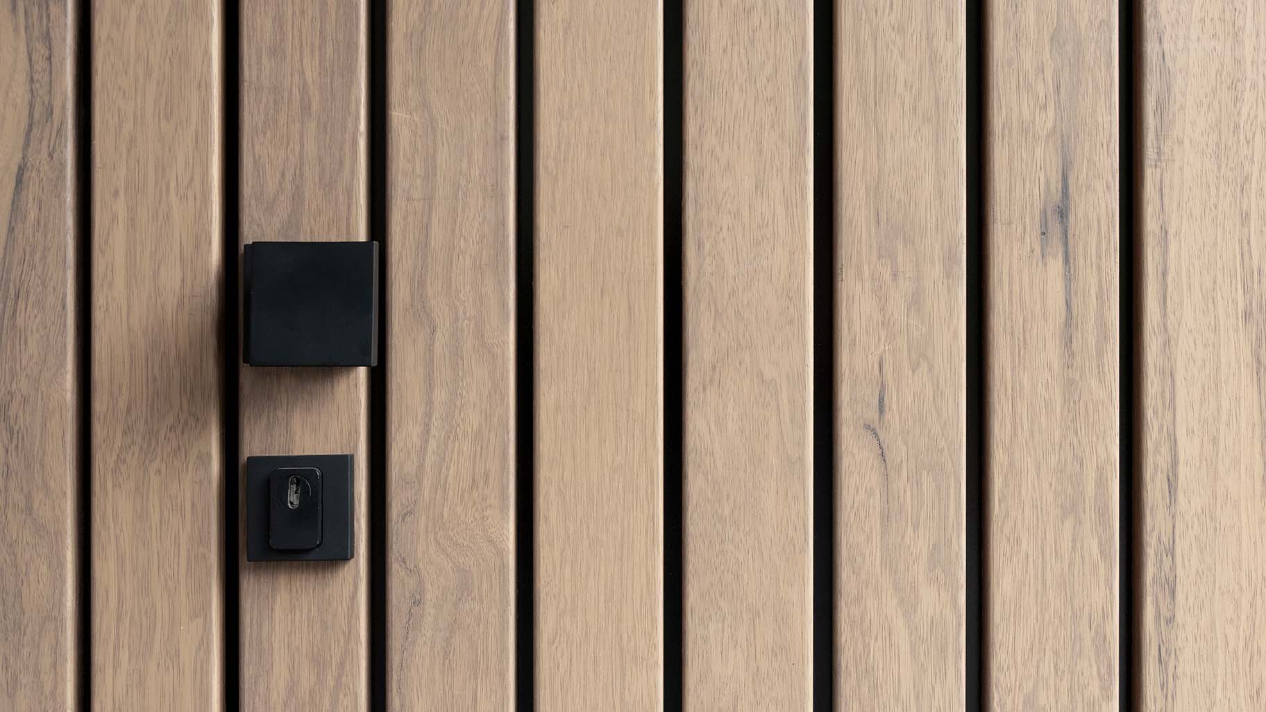 Close-up van Frake houten deur met zichtbare houtnerven en warme uitstraling