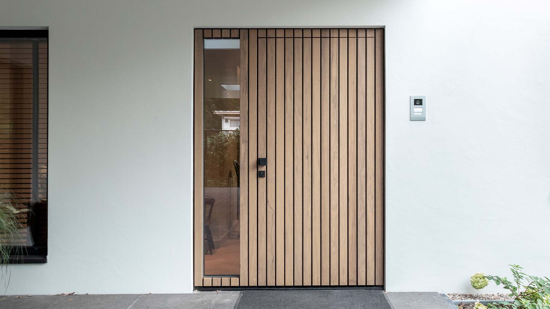 Different Doors garagedeur en voordeur van Frake hout, geïntegreerd in moderne gevel