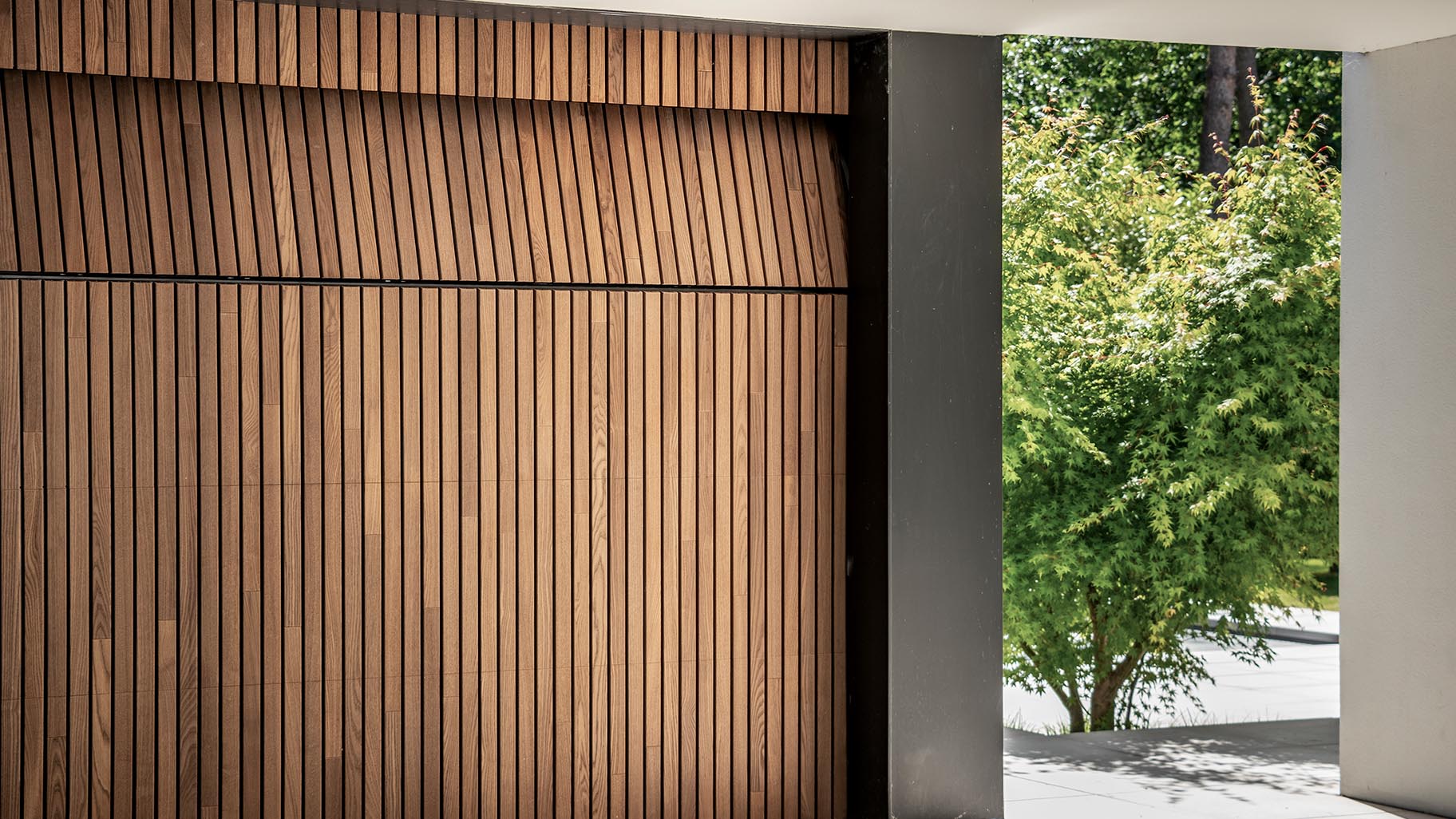 Garagedeur van essenhout - Different