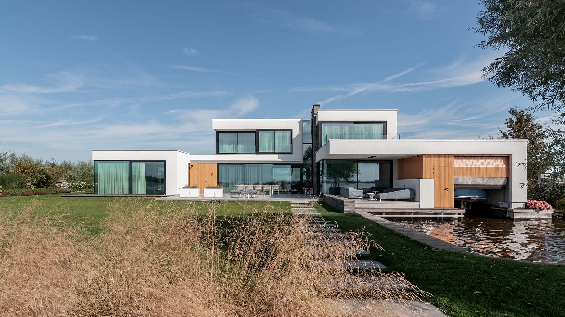 Garagedeur villa aan het water