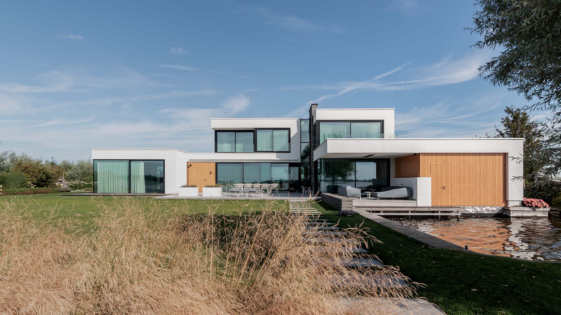 Garagedeur villa aan het water