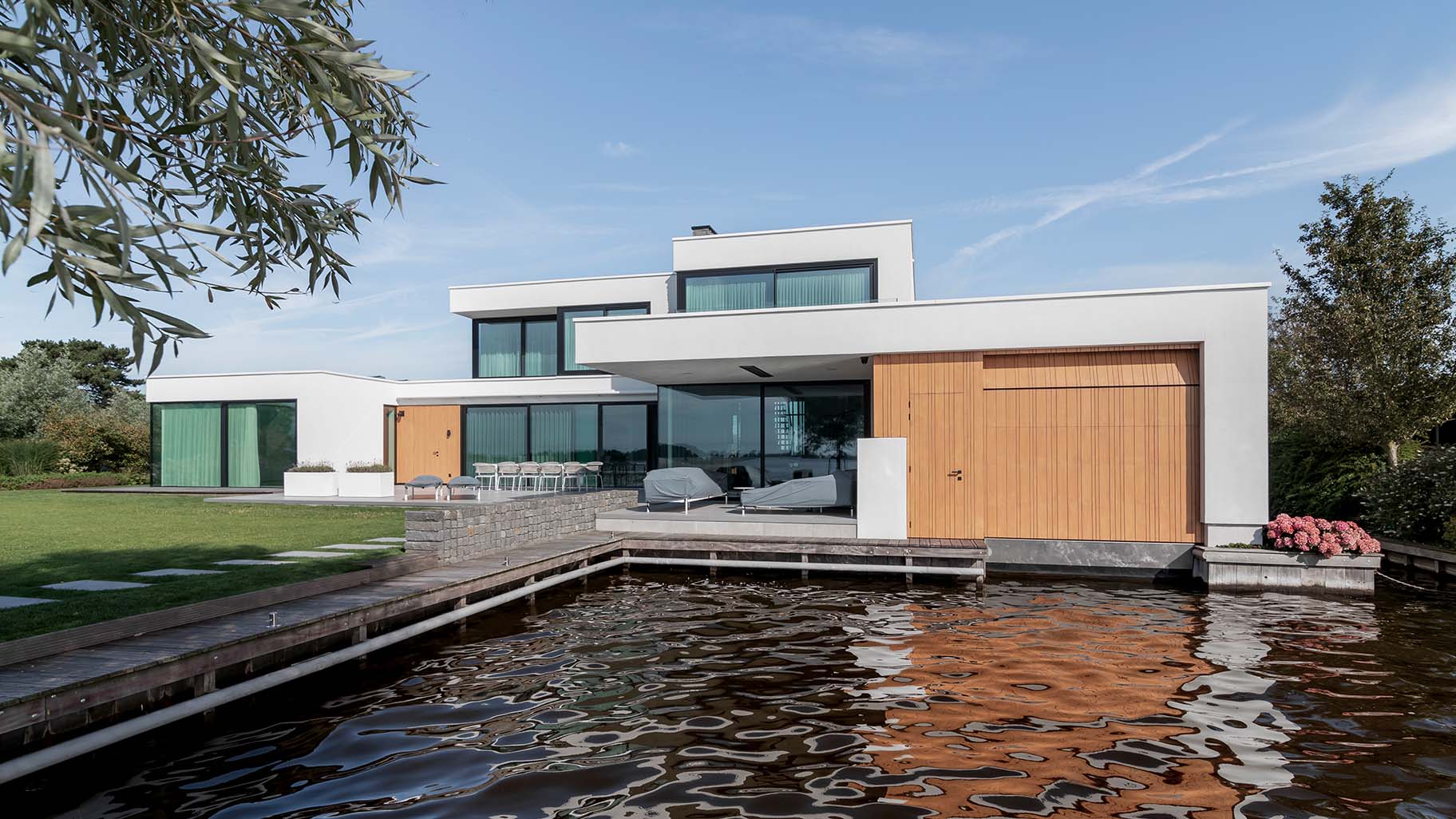 Garagedeur villa aan het water