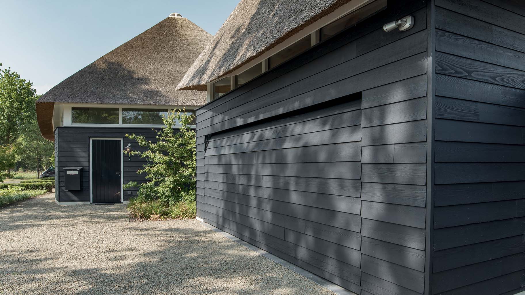 Gepotdekselde houten garagedeur rabat - Different Doors