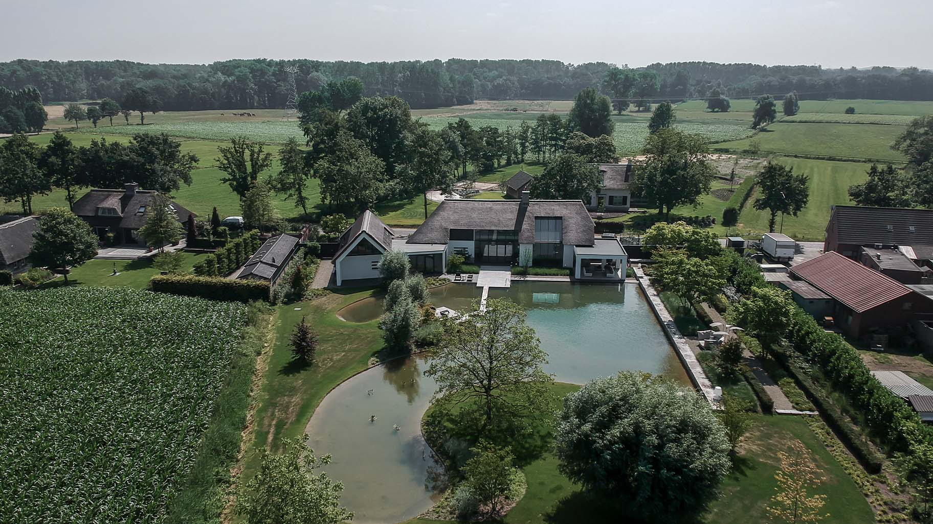 Gepotdekselde houten garagedeur rabat different doors