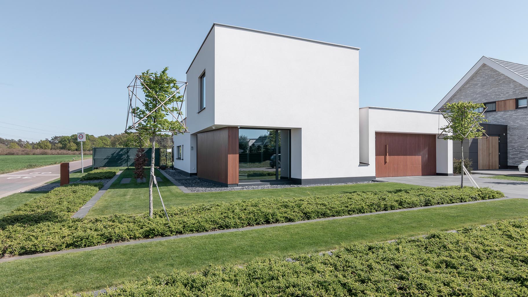 Houten garagedeur gelijk met de gevel - Fraké