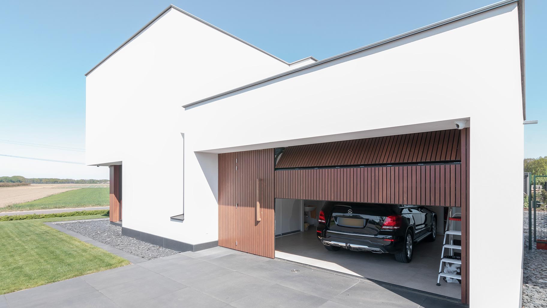 Houten garagedeur gelijk met de gevel - Fraké