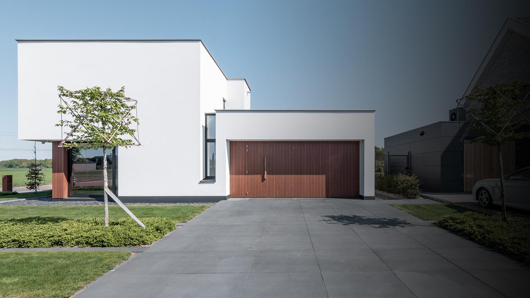 Frake houten sectionaaldeur en loopdeur