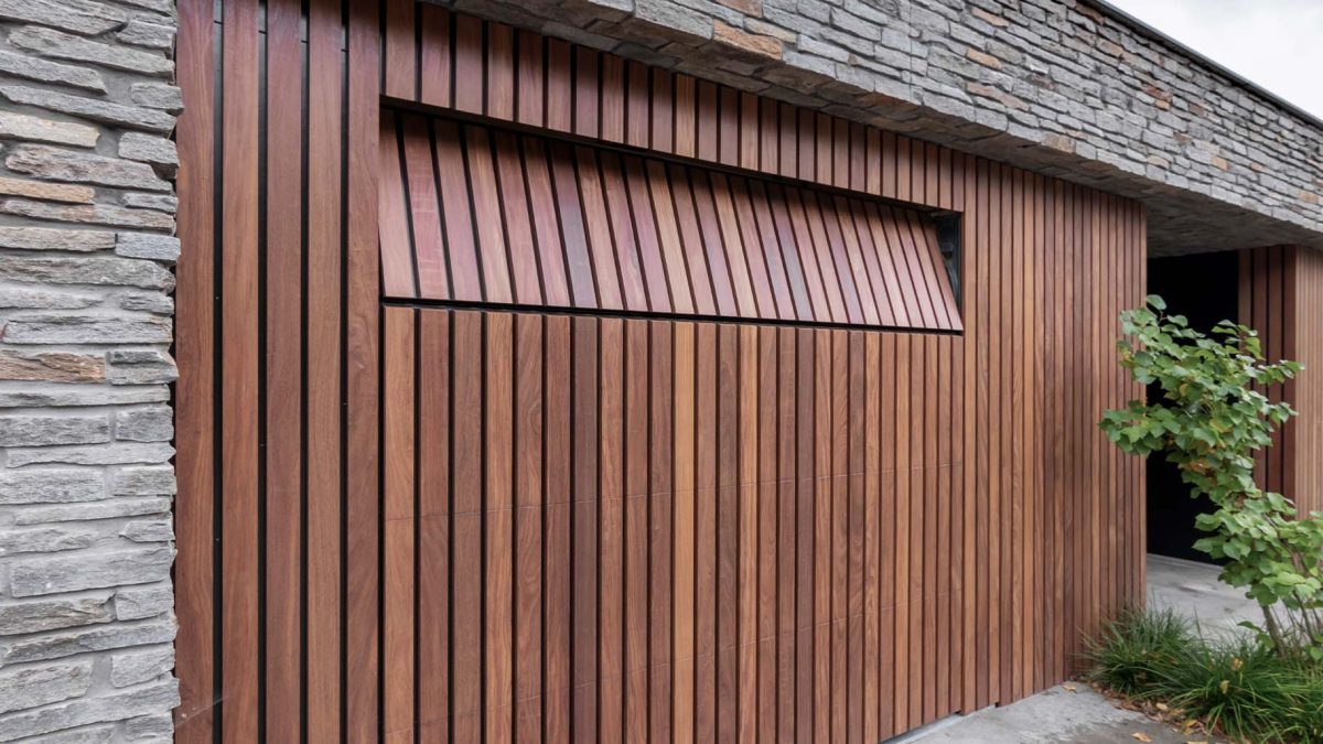 Houten garagedeur van warm en donker hout