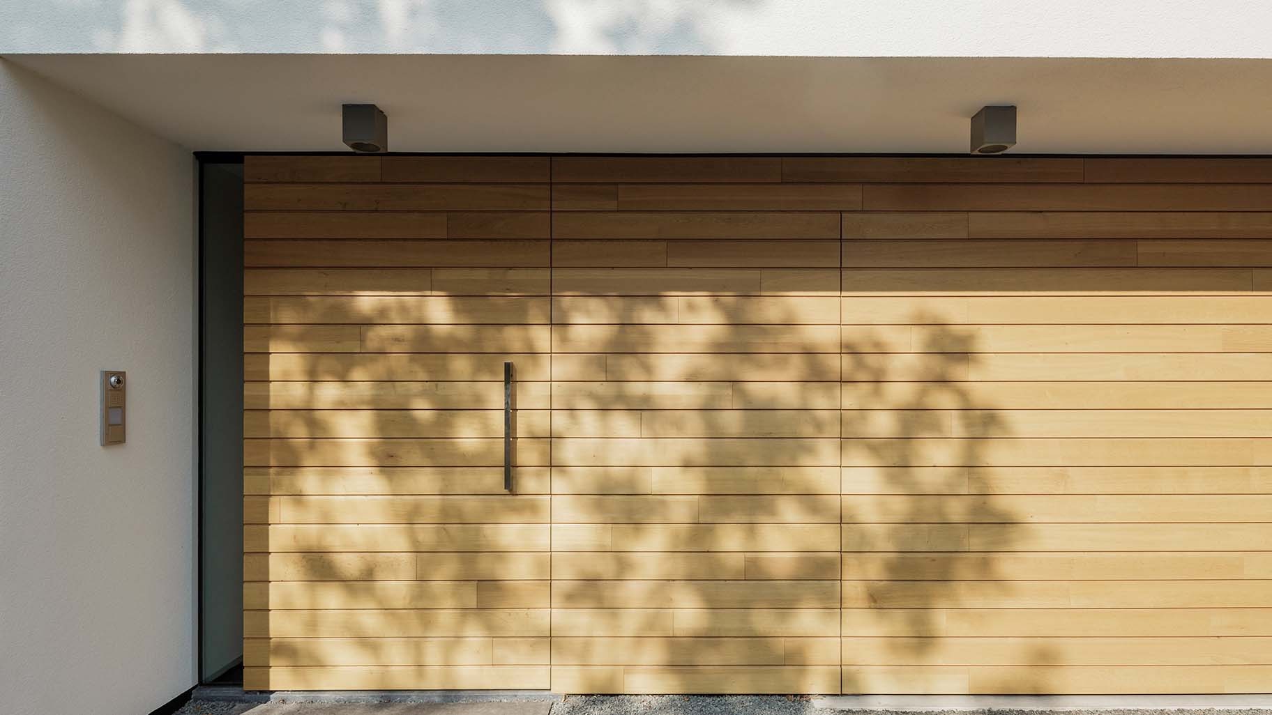 Moderne woning met een houten sectionaaldeur