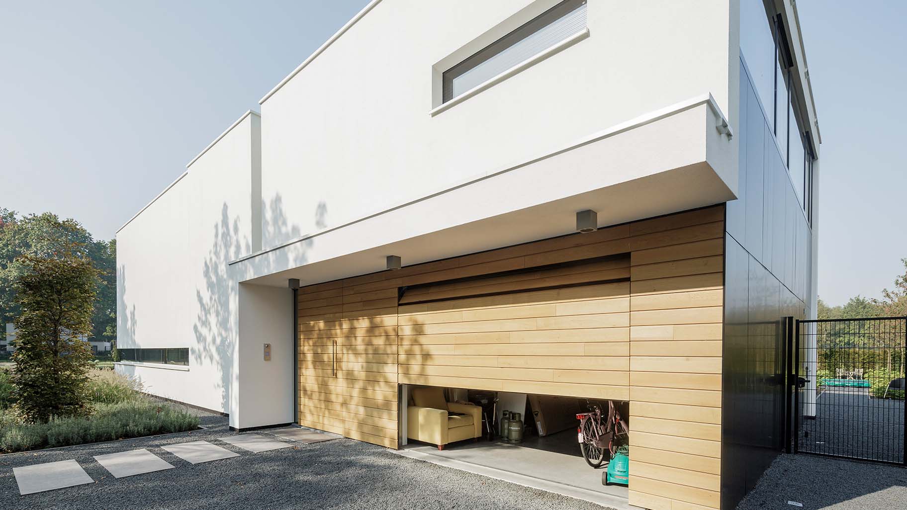 Moderne woning met een houten sectionaaldeur