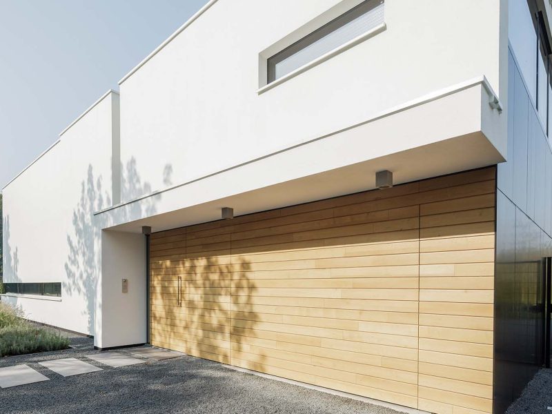 Houten garagedeur in Vught gerealiseerd door Different Doors